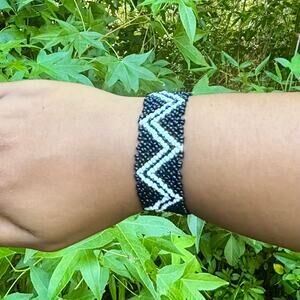 Vintage Black and White Zig-zag Pattern Seed Bead Stretch Bracelet